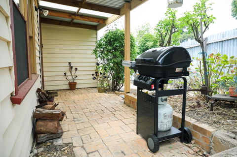 Miss Pym's Cottage - Kingaroy Accommodation 3