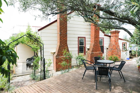 Miss Pym's Cottage - Kingaroy Accommodation 4