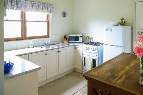 Miss Pym's Cottage - Kingaroy Accommodation 26