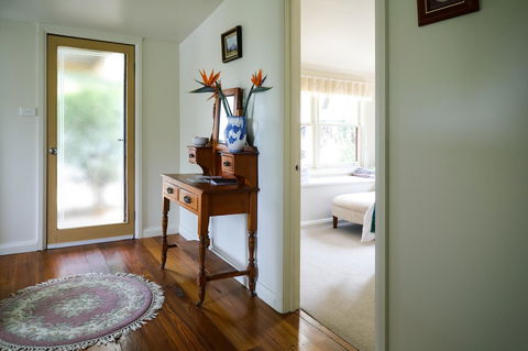 Miss Pym's Cottage - Kingaroy Accommodation 8