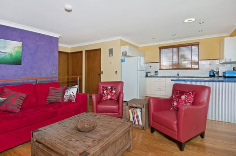 THE BOARDROOM ON BANKSIA - 11 Banksia Ave Bonny Hills - Kingaroy Accommodation 0