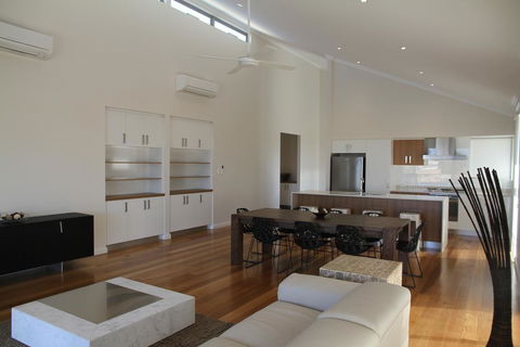 The Carnarvon Luxury Canal Home - Kingaroy Accommodation 3