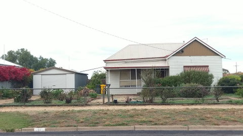 The Crooked Cottage - Kingaroy Accommodation 1