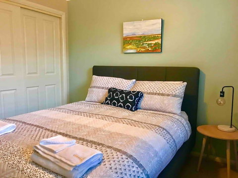 The Entertainer - Downtown Orange, Sleeps 11 - Kingaroy Accommodation 2