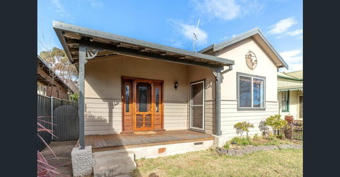 The Entertainer - Downtown Orange, Sleeps 11 - Kingaroy Accommodation 1