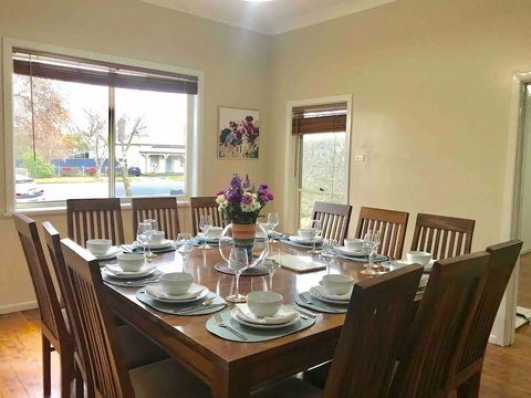 The Entertainer - Downtown Orange, Sleeps 11 - Kingaroy Accommodation 0