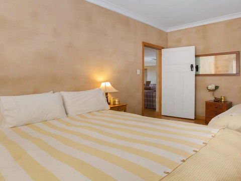 The Farmhouse - Grape Vines And Rolling Green Hills - Kingaroy Accommodation 1