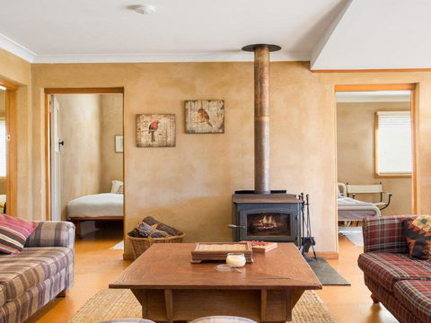 The Farmhouse - Grape Vines And Rolling Green Hills - Kingaroy Accommodation 2