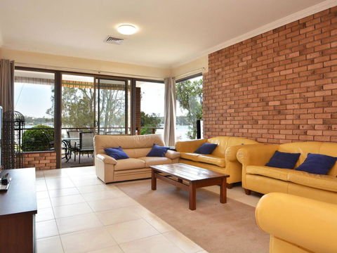 The House On The Lake @ Fishing Point, Lake Macquarie - Honestly Put The Line In And Catch Fish - Kingaroy Accommodation 3