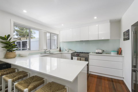 THE LAKE HOUSE - WiTH SWIMMING POOL - Kingaroy Accommodation 3