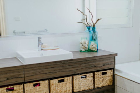 THE LAKE HOUSE - WiTH SWIMMING POOL - Kingaroy Accommodation 2