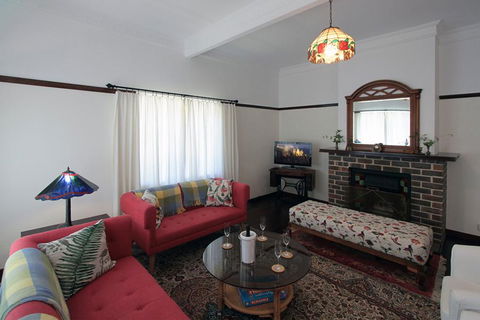 The Leura Mountain House - Kingaroy Accommodation 1