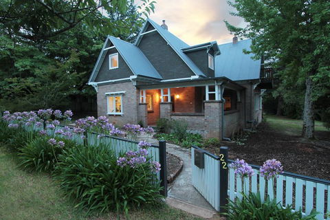 The Leura Mountain House - Kingaroy Accommodation 0