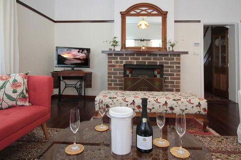 The Leura Mountain House - Kingaroy Accommodation 2