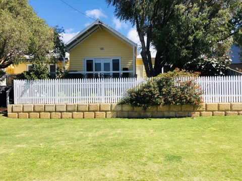 The Light And Bright Yellow Beach House - Kingaroy Accommodation 2