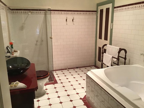 The Olde Devonshire House - Kingaroy Accommodation 3