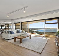 The Penthouse  Point Cartwright - INSTANT HOTEL WINNER 2019 - Kingaroy Accommodation