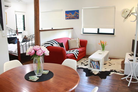 The Quarters Self Contained Bungalow - Kingaroy Accommodation 2