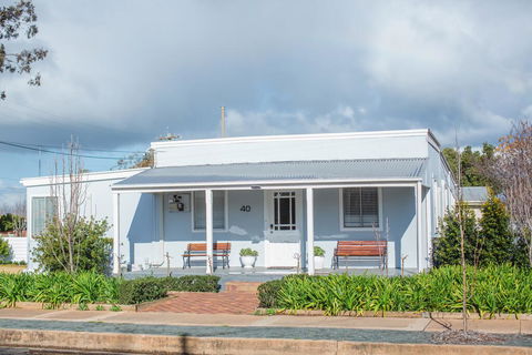 The Rested Guest 3 Bedroom Cottage West Wyalong - Kingaroy Accommodation 0