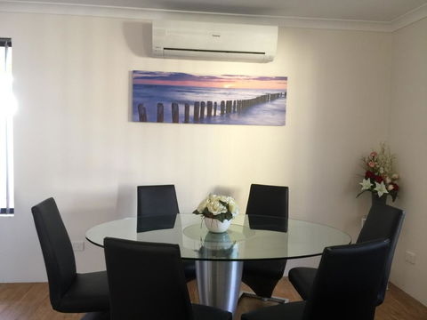 The Royal Dolphin Holiday Home - Kingaroy Accommodation 3