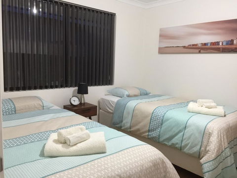 The Royal Dolphin Holiday Home - Kingaroy Accommodation 2
