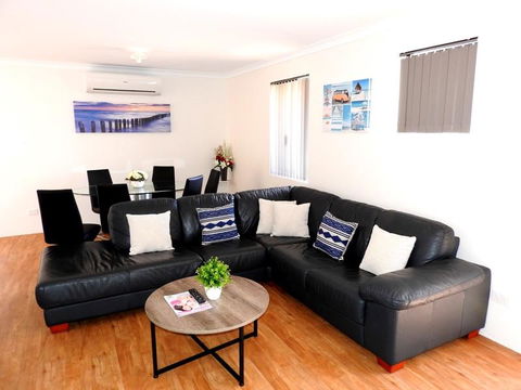 The Royal Dolphin Holiday Home - Kingaroy Accommodation 0