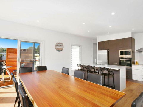 The Wharf House - Budgewoi - Kingaroy Accommodation 0