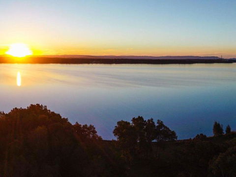 The Wharf House - Budgewoi - Kingaroy Accommodation 2