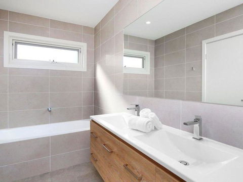 The Wharf House - Budgewoi - Kingaroy Accommodation 3