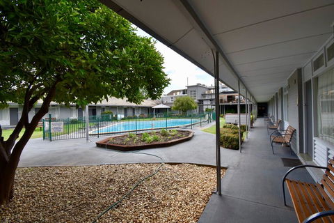 Townhouse Motel Cowra - Kingaroy Accommodation 3