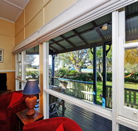 Traditional Three Bedroom Home with Water Views - Kingaroy Accommodation