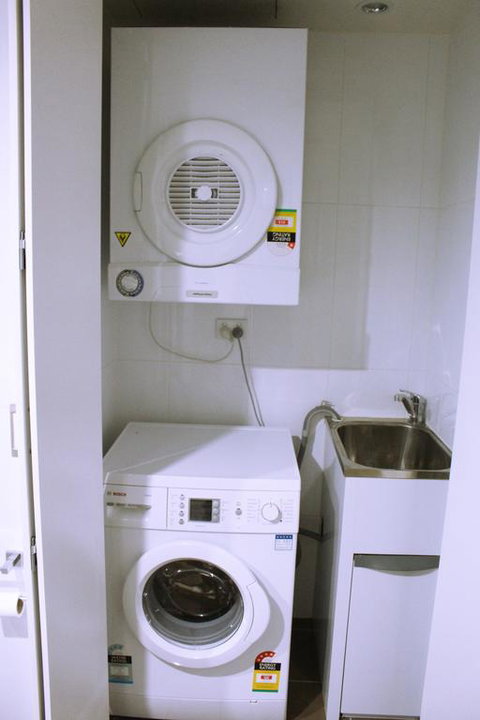 Tranquil, Relaxing Forrest Style Apartment - Braddon CBD - Kingaroy Accommodation 3