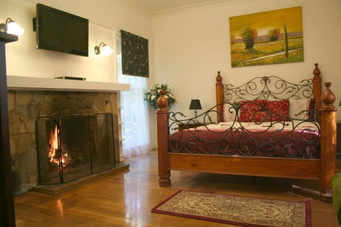 Tudor Cottages - Kingaroy Accommodation 0