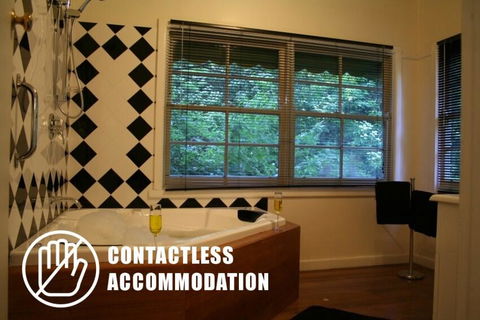 Tudor Cottages - Kingaroy Accommodation 3