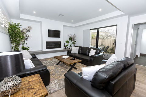 TWO TEN Sleeps 10! Luxury CBD Accommodation - Kingaroy Accommodation 0