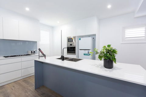 TWO TEN Sleeps 10! Luxury CBD Accommodation - Kingaroy Accommodation 3