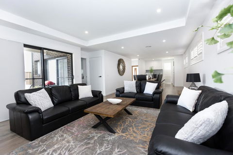 TWO TEN Sleeps 10! Luxury CBD Accommodation - Kingaroy Accommodation 2