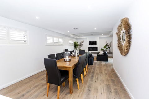 TWO TEN Sleeps 10! Luxury CBD Accommodation - Kingaroy Accommodation 1