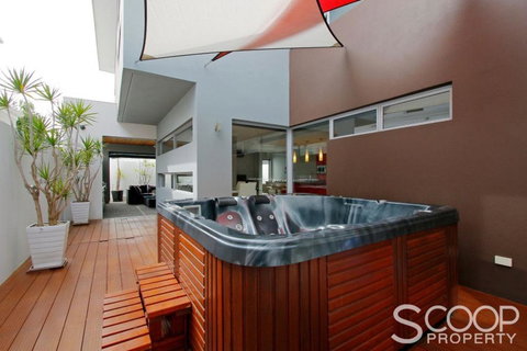 Ultra Stylish Fremantle Area - Kingaroy Accommodation 0