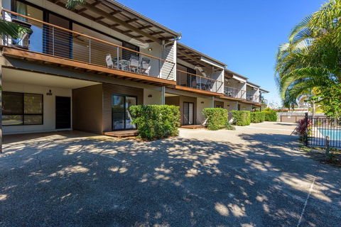 Unit 3 Rainbow Surf - Modern, Double Storey Townhouse With Large Shared Pool, Close To Beach And Shop - Kingaroy Accommodation 3