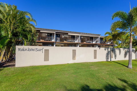 Unit 3 Rainbow Surf - Modern, Double Storey Townhouse With Large Shared Pool, Close To Beach And Shop - Kingaroy Accommodation 2