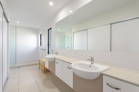 Unit 3 Rainbow Surf - Modern, Double Storey Townhouse With Large Shared Pool, Close To Beach And Shop - Kingaroy Accommodation 1
