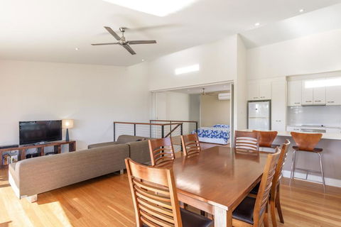 Unit 5 Rainbow Surf - Modern, Double Storey Townhouse With Large Shared Pool, Close To Beach And Shop - Kingaroy Accommodation 0