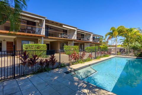 Unit 5 Rainbow Surf - Modern, Double Storey Townhouse With Large Shared Pool, Close To Beach And Shop - Kingaroy Accommodation 2