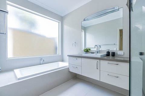 VIEWS FOREVER - INVERLOCH - Kingaroy Accommodation 3