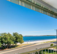 VIEWS VIEWS VIEWS Front Top Floor Waterfront Unit - Chnook Apartments South Esp Bongaree - Kingaroy Accommodation
