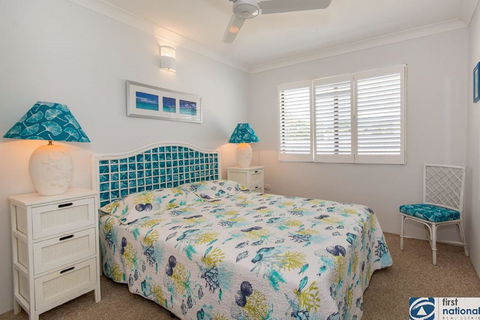 VIEWS VIEWS VIEWS! Front Top Floor Waterfront Unit - Chnook Apartments South Esp, Bongaree - Kingaroy Accommodation 2
