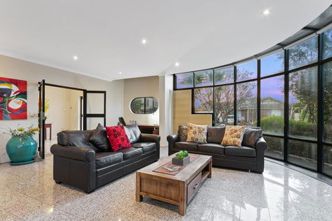 Villa De Marseilles - Melbourne - Kingaroy Accommodation 0