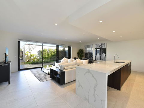 Villa Positano Waterside At Trinity Point - Kingaroy Accommodation 3