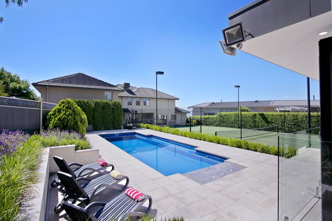 Vue De La Mer Luxury Family Retreat With Tennis Court, Pool, Spa, Water Views - Kingaroy Accommodation 0